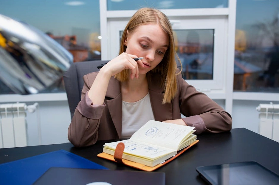 Konzultant si zapisuje poznámky během schůzky s klientem